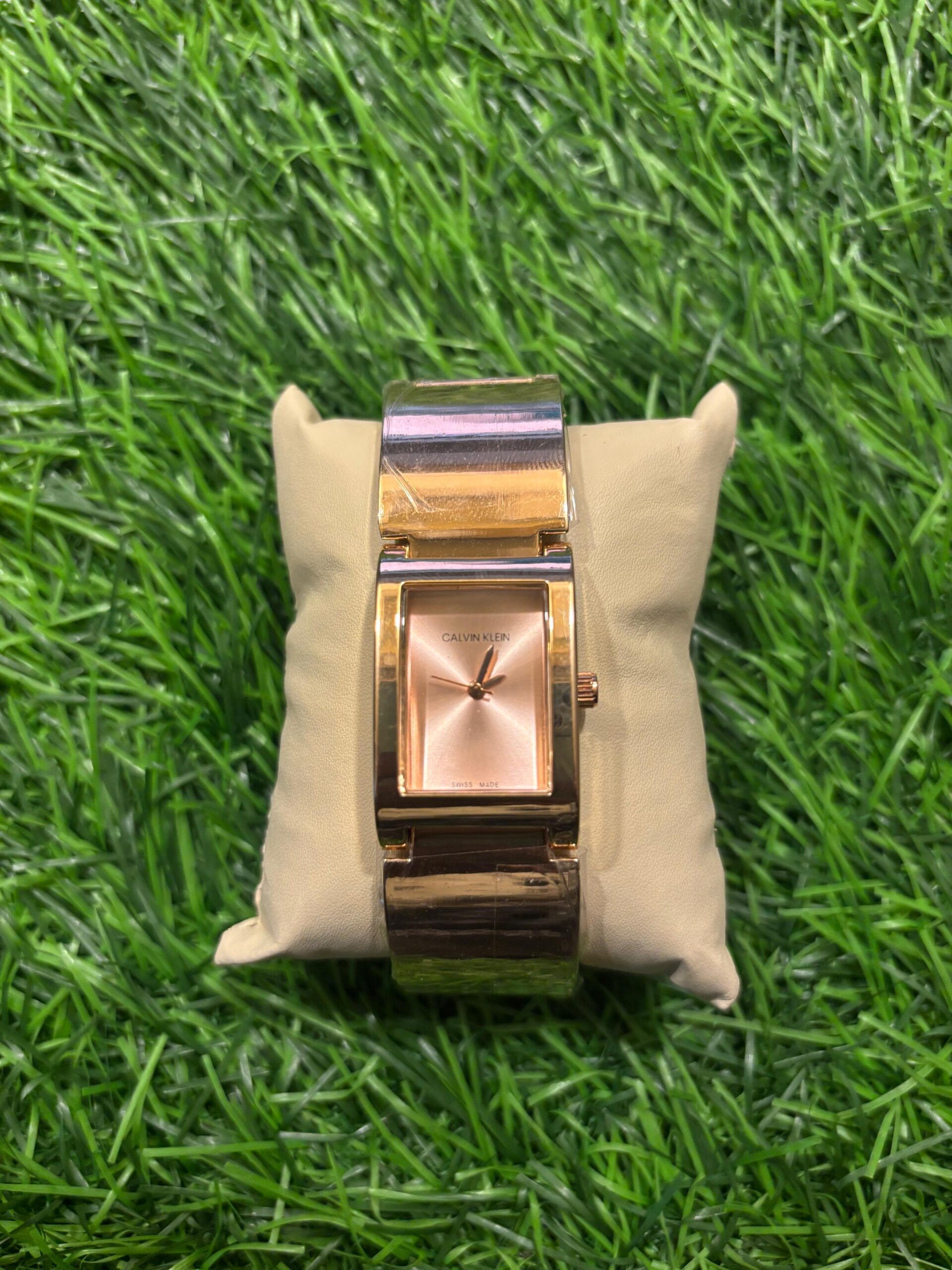 WhatsApp Image 2025-09-23 at 11.17.45 AM C🔥lvin Kl🔥in Golden strap watch for Women's - Image 1